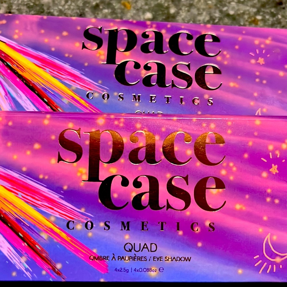 Brand new unused eyeshadow palette and eyeshadow extra thrown in!
